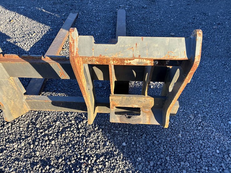 #122464-•-cnh-60"-quick-attach-ldr-forks-image-7