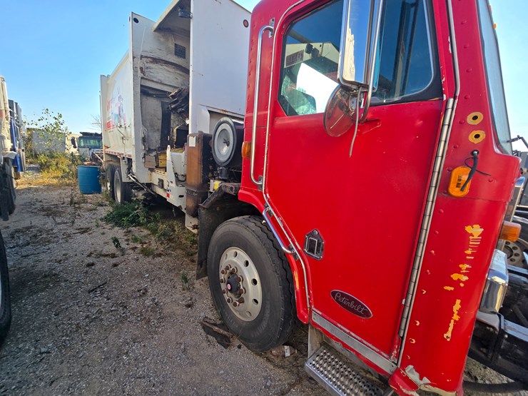 2002-peterbilt-320-image-3