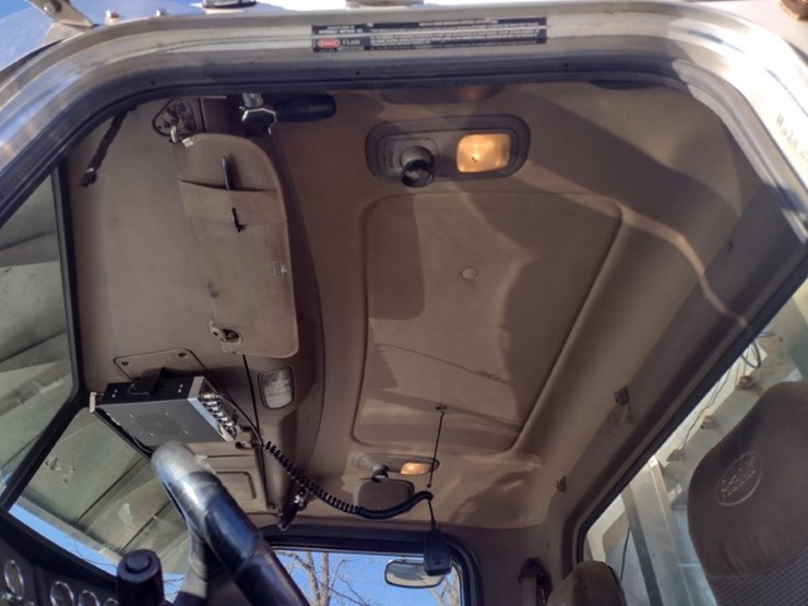 peterbilt-388-image-17