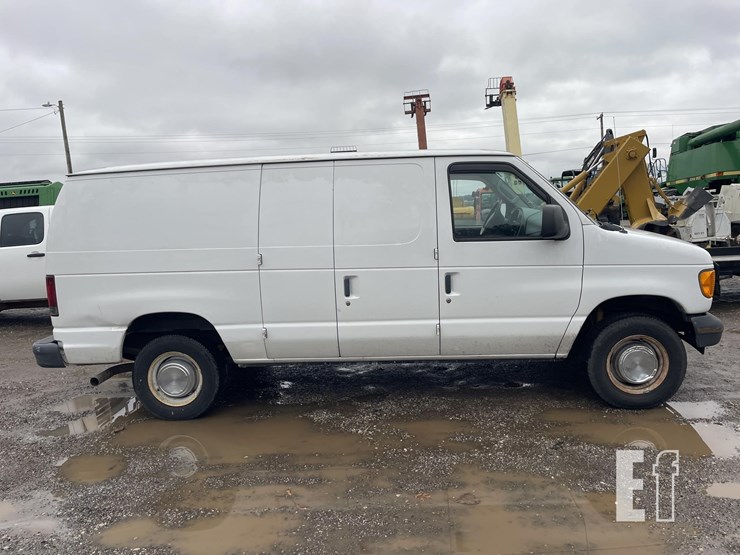 2005-ford-e250-image-1