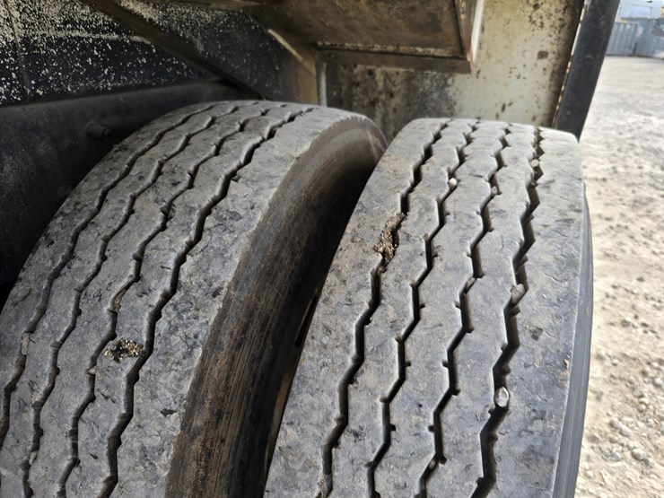 2005-peterbilt-320-image-75