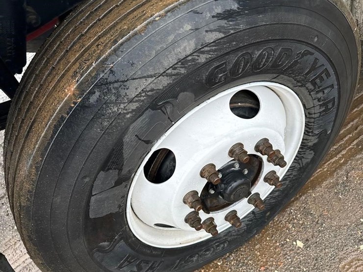 freightliner-business-class-m2-106-image-13