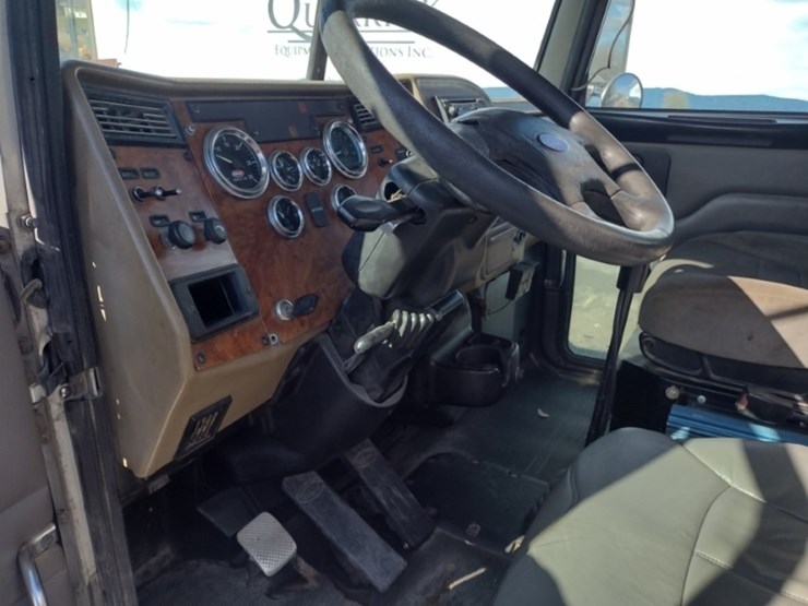 peterbilt-335-image-13