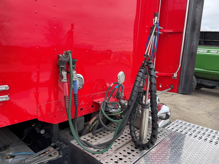 #1043-•-2009-freightliner-semi-(wi-title-in-delay)-image-22