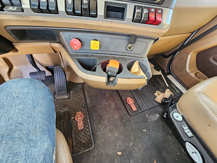 2021-kenworth-t680-image-41