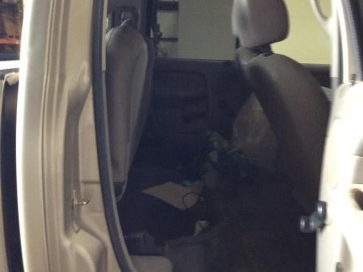 2005-dodge-2500-image-8