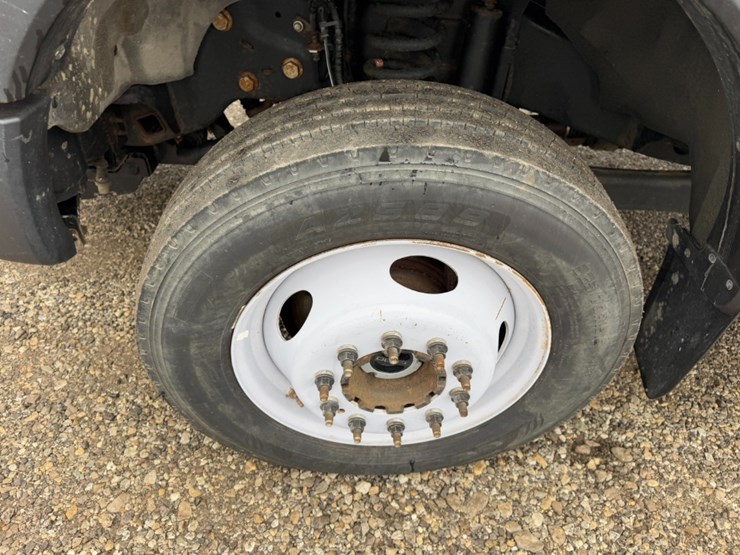 2022-ford-f550-image-15