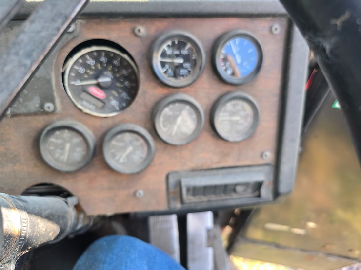 2001-peterbilt-320-image-30