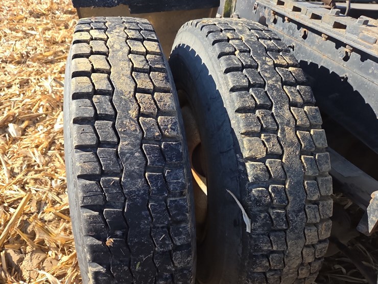 1988-freightliner-day-cab-semi-image-16