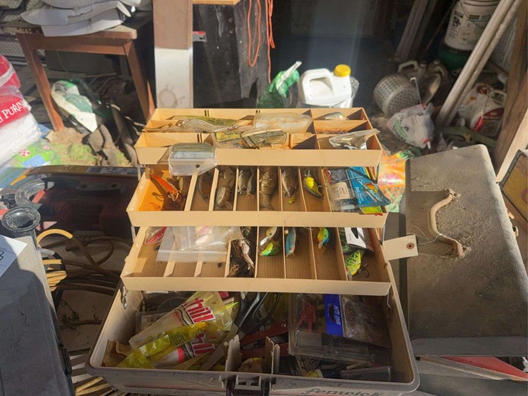 tackle-boxes-with-lures-image-3