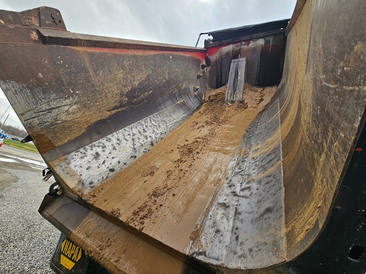 freightliner-columbia-112-image-43