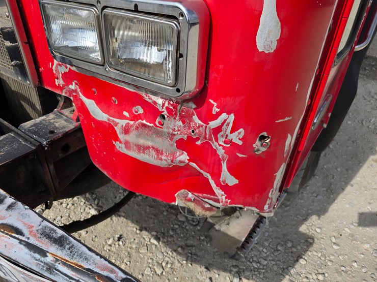 2005-peterbilt-320-image-31