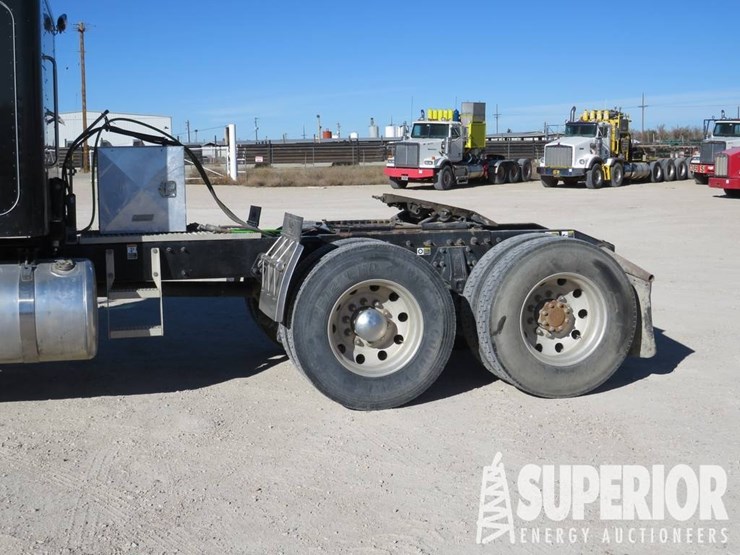 2016-peterbilt-389-image-8