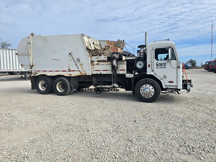 2003-peterbilt-320-image-30