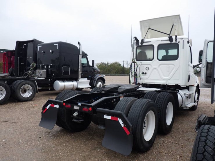 freightliner-cascadia-126-image-9