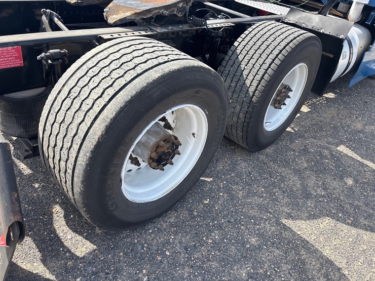 2016-volvo-vnl64t300-image-6