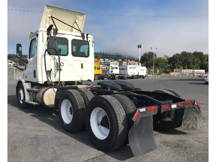 2019-freightliner-cascadia-126-image-2