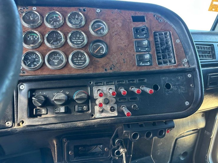 2004-peterbilt-379-image-7
