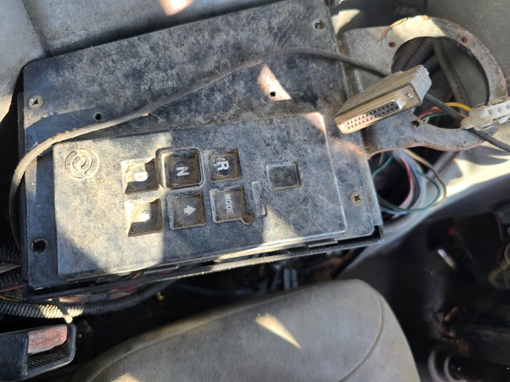 2001-peterbilt-320-image-36