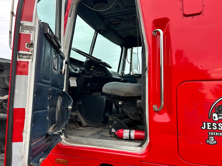 #95-•-volvo-semi-image-60