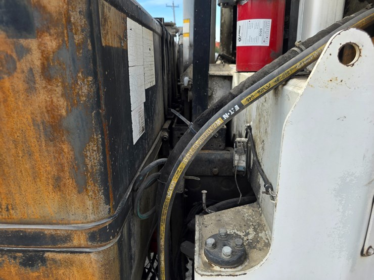 2005-peterbilt-320-image-64