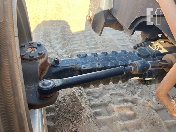 2018-jlg-742-image-18