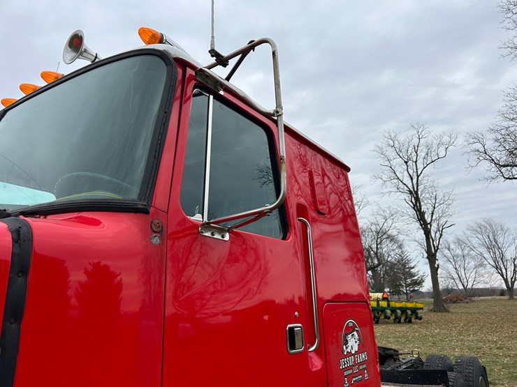 #95-•-volvo-semi-image-15