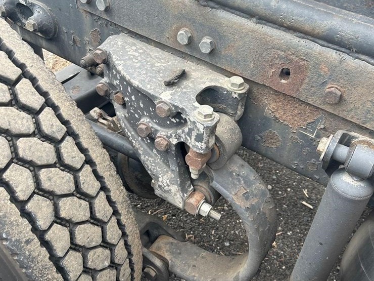 peterbilt-384-image-5