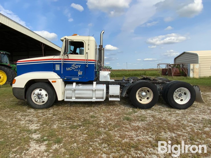 1997-freightliner-fld120-image-8