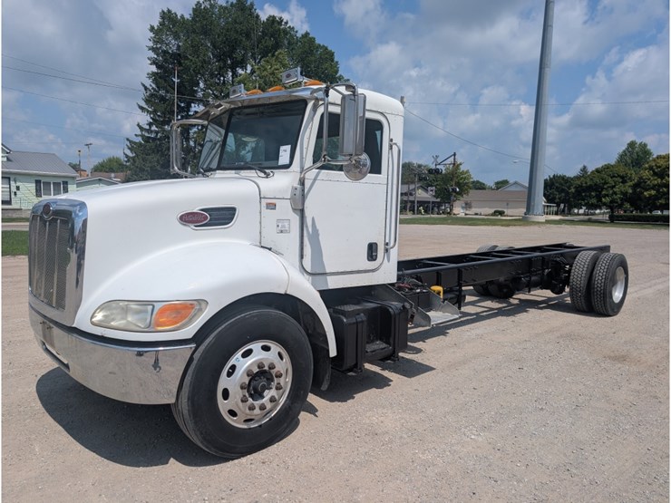 peterbilt-335-image-1