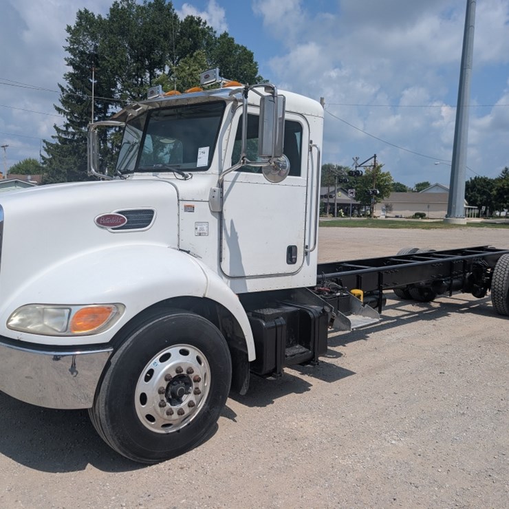 PETERBILT 335