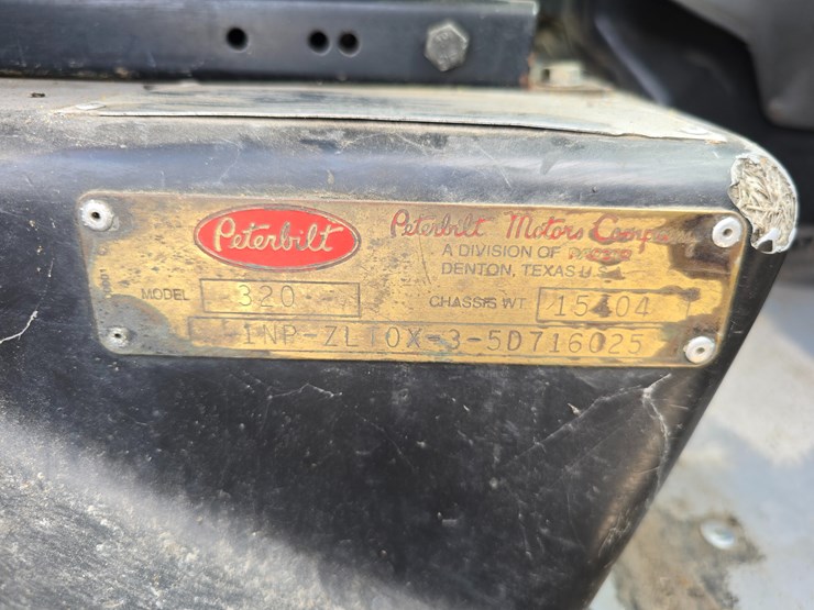 2005-peterbilt-320-image-36