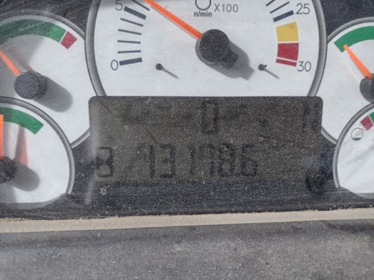 caterpillar-725-image-6