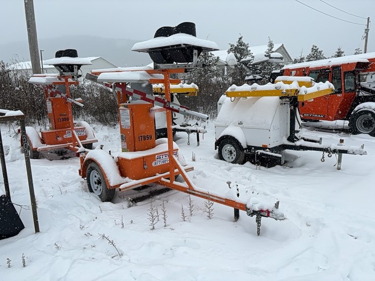north-america-traffic-rcf2.4-remote-controlled-flagman-portable-traffic-signal-sn:rcf3.4436-image-2
