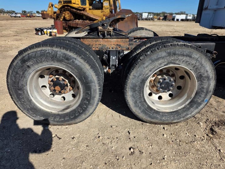 2013-peterbilt-386-image-16