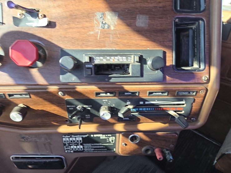 1988-freightliner-day-cab-semi-image-59