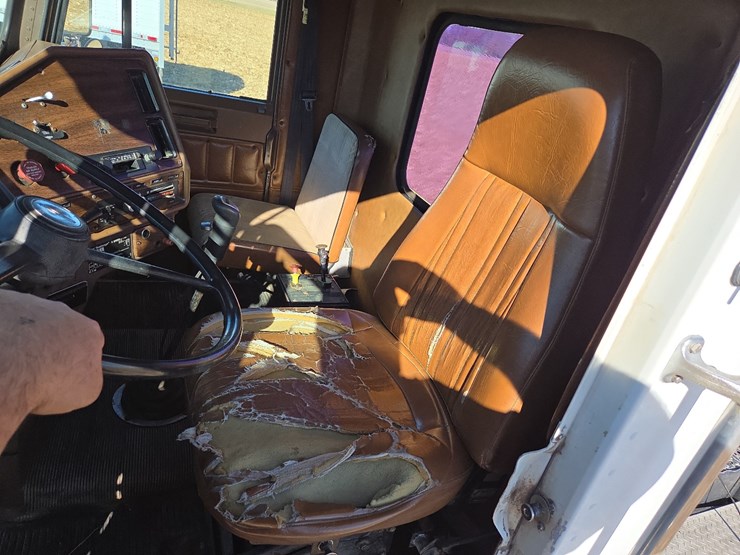 1988-freightliner-day-cab-semi-image-56