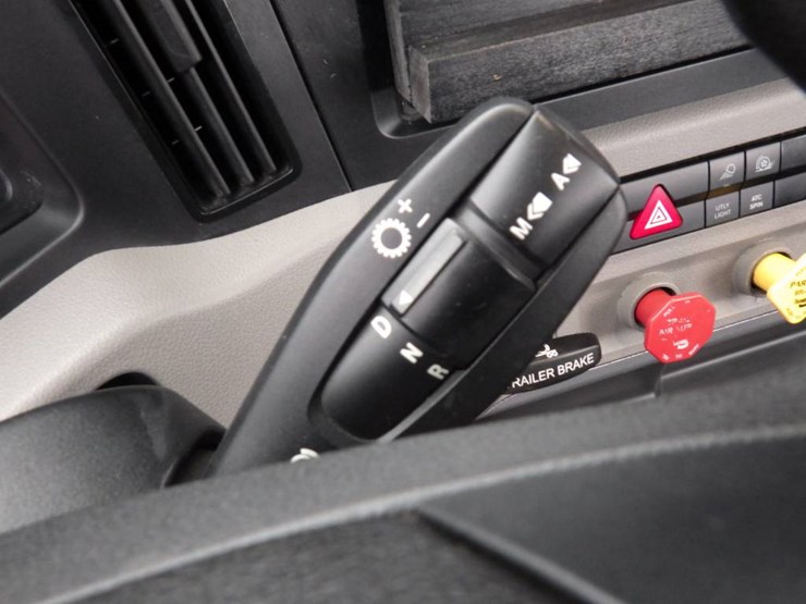 2020-freightliner-cascadia-126-image-19