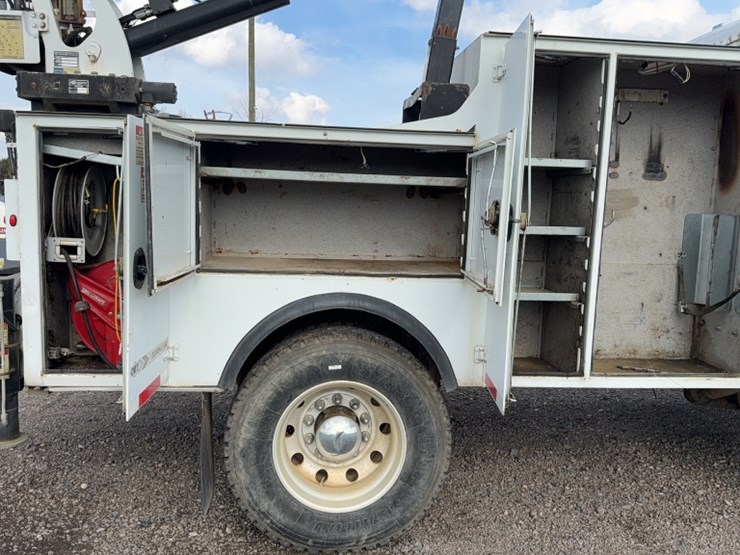 2007-peterbilt-335-image-7