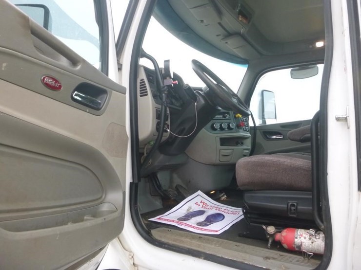2019-peterbilt-567-image-11