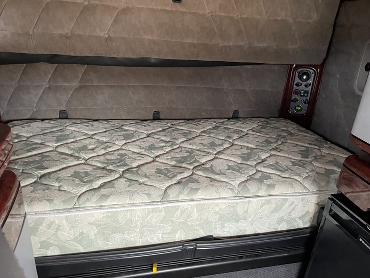 #1043-•-2009-freightliner-semi-(wi-title-in-delay)-image-49