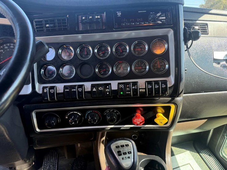 2018-kenworth-t800-image-32