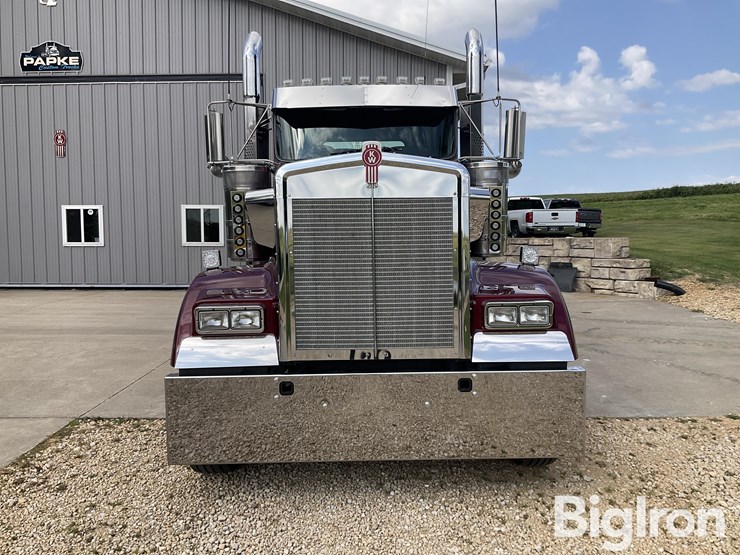 2017-kenworth-w900l-image-2