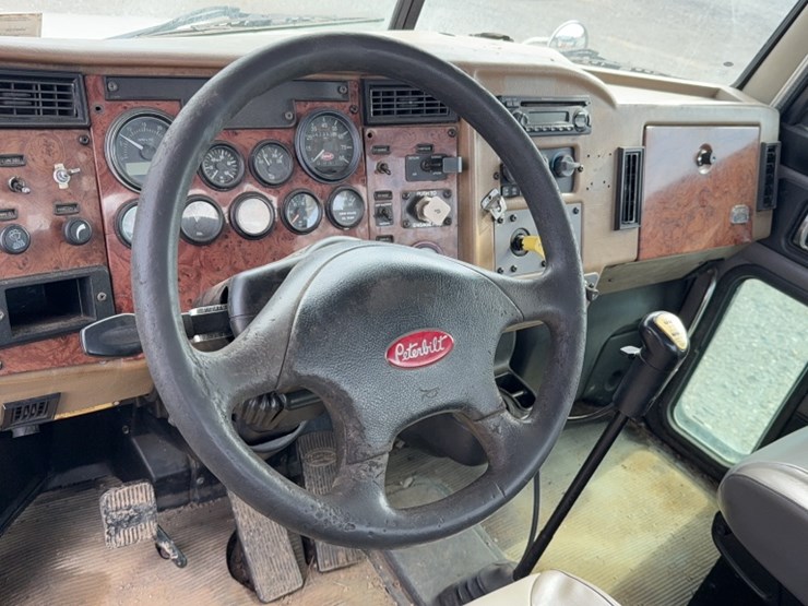 2007-peterbilt-335-image-21