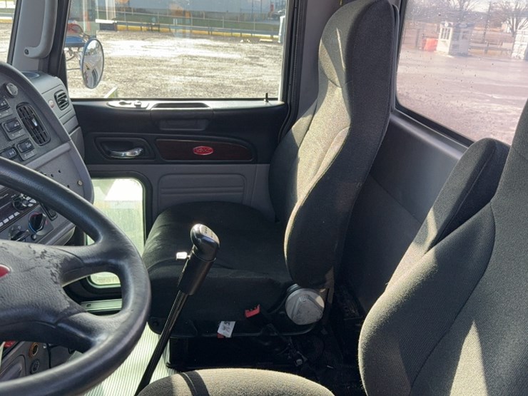 2018-peterbilt-389-image-15