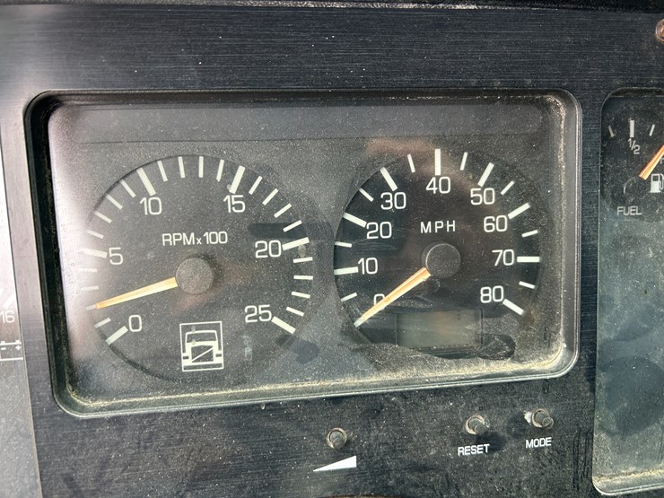 #95-•-volvo-semi-image-66