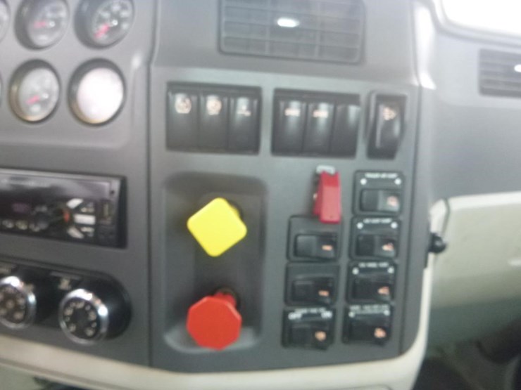 2019-peterbilt-567-image-15