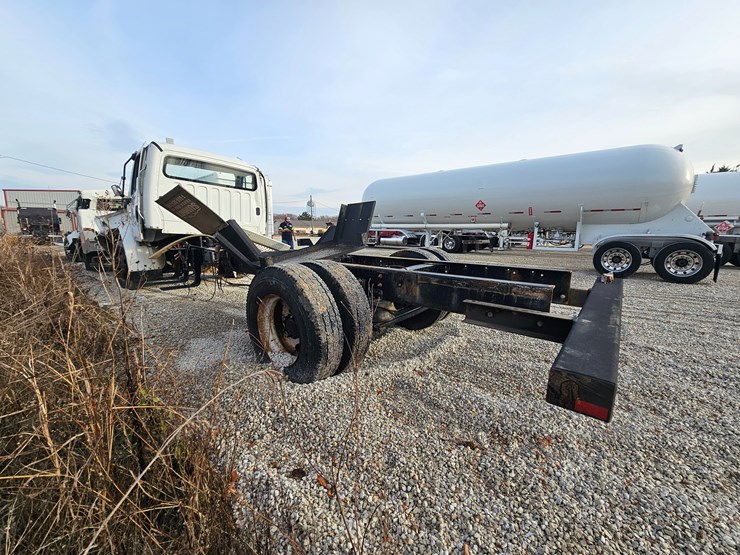 2019-freightliner-m2-106-image-9