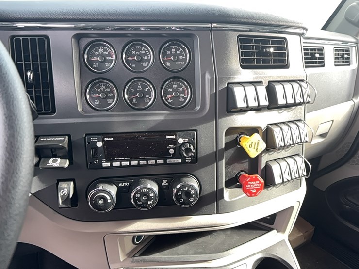 peterbilt-567-image-22