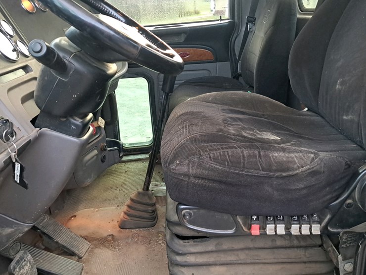 2010-peterbilt-386-image-12